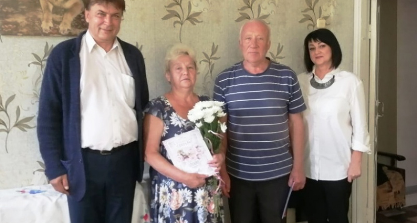 В Брянской области в сентябре цветами поздравили пять семей с 50-летним и более «стажем»