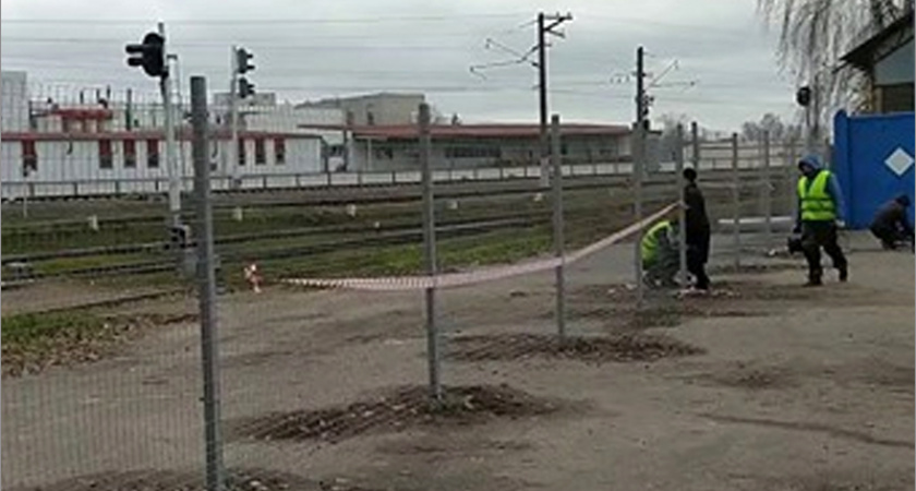 Конец вольницы на железной дороге в Брянске: вдоль станции Орджоникидзеград установлен забор
