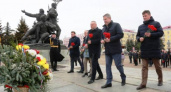 Руководители области и города возложили цветы на площади Партизан в День защитника Отечества