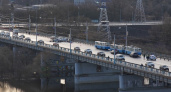 Движение на Октябрьском мосту в Брянске утром оказалось перекрыто двумя массовыми ДТП