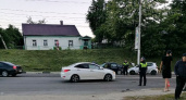 В Брянске на Городищенской горке в лобовом столкновении разбились три легковых авто, возникла пробка в обе стороны