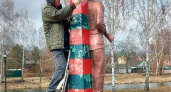 Автор памятника пограничникам в Новозыбкове в третий раз красит его и в четвёртый раз зачищает собаку-мешок