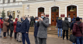 У входа в Брянскую облдуму проходит массовый пикет противников QR-кодов