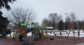 В Пролетарском сквере в Бежице в снегу и слякоти завершается обустройство детской площадки