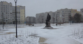 В заснеженном сквере генпрокурора СССР Рекункова в Брянске монтируют детскую площадку