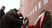 Виктор Афанасьев возложил цветы к месту захоронения Сергея Королёва