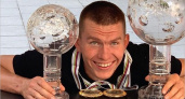 Александр Большунов получил Большой хрустальный глобус за победу в Кубке мира