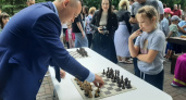 Блиц-турнир в День шахмат в брянском парке выиграла Надежда Волкова