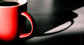 Сладкий кофе без сахара? Налейте его в красную кружку