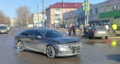 В Брянске на улице Авиационной кроссовер протаранил Mazda. Водителя «вырезали» из обломков