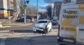 ДТП в Брянске: легковая машина врезалась в доставку «Яндекс.Маркета»