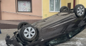 В Бежице на перекрёстке легковое авто вылетело на тротуар и перевернулось