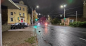 В Брянске легковушка въехала в офис-центр на улице Калинина. Пострадала пассажирка машины