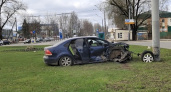 ДТП в Брянске: легковая машина въехала в столб, двое тяжело травмированы