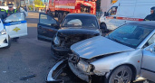 ДТП в Брянске: две легковых машины врезались друг в друга около автовокзала