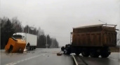 На брянской дороге после столкновения с фурой у грузовика оторвало кабину. Водители живы