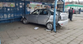 Пьяный лихач на «Приоре» протаранил остановку в Брянске