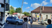 В брянском райцентре водитель легковушки проехал на красный и врезался в пешеходов