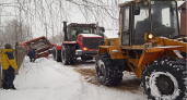 В посёлке Синезёрки дорожники третий день пытаются вытащить из снежной ловушки мусоровоз