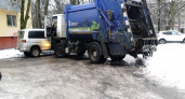 В Брянске мусоровозы попали в ДТП во дворах из-за гололёда