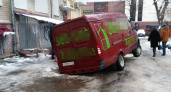В центре Брянска фургон провалился в яму на дороге