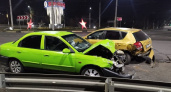 ДТП в Брянске: две ярких легковушки не разъехались на кольце у вокзала