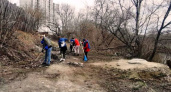 Брянские единороссы и чиновники убирают стихийную свалку на берегу Десны. И зовут других