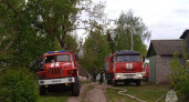 Брянские пожарные рано утром тушили горящий дом в селе Елисеевичи