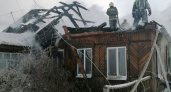 В брянском посёлке утром в воскресенье сгорел дом