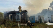 В деревне под Трубчевском сгорел жилой дом, «прихватив» соседний