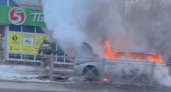 Сгорел автомобиль: в соцсетях появилось видео пожара на остановке в Брянске