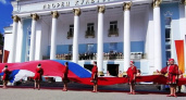 В День флага в Брянске торжественно развернули огромный российский триколор