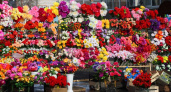 В Брянске к Пасхе и Радонице открылись площадки по торговле искусственными цветами