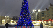 В обновленном сквере «Литий» в Брянске появилась искусственная ёлка в синих тонах