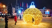 Главную ёлку Брянска украсили гирлянды в цветах триколора