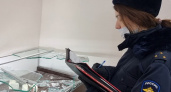 В Брянске трое грабителей с молотками «обнесли» ювелирный магазин «Изумруд» на 2 млн. рублей