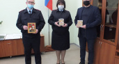 Брянским полицейским вручили иконы за поимку грабителя