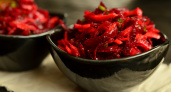 Вкусный салат со свеклой: домашних от него за уши не оттащить — легкий и быстрый рецепт
