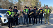 «Цветы для автоледи»: брянские автоинспекторы поздравили женщин-водителей с 8 марта