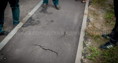 Новый асфальт у брянской школы №13 вздулся и потрескался до ввода в эксплуатацию
