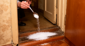 Щепотка соли вдоль плинтуса перед сном: старая мудрость для защиты дома работает лучше современных средств