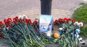 Жители Клинцов несут цветы к стихийному мемориалу погибшим 13 мая лётчикам
