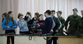 Клинцовские школьники подержали в руках оружие. На выставке