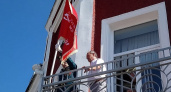 Карачев отмечает День города и День освобождения - на здании универмага снова реет Знамя Победы