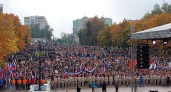 Митинг-концерт в Брянске вновь собрал на площади Воинской Славы около 20 тысяч человек
