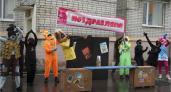 Брянские артисты-кукольники поздравили маленьких пациентов областной больницы с Днём защиты детей