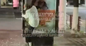 В Брянске установили личность парня, разбившего рекламный щит в центре города