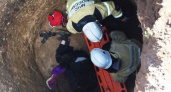 В Брасово местные пожарные достали упавшего в глубокую яму мужчину
