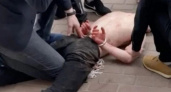 В Брянске, не дожидаясь полиции, скрутили неадеквата, нападавшего на детей и машины