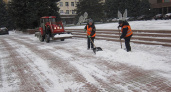 Брянские коммунальщики разгребают на дорогах первый снегопад